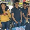 Alumnos en estand