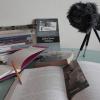 libros sobre una mesa