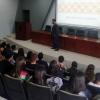 Expositor en auditorio frente a asistentes