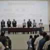 Autoridades del evento frente a asistentes en auditorio