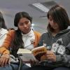 Alumnas leen un libro