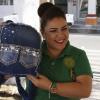 Alumna sostiene una mochila