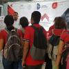 Alumnos en estand