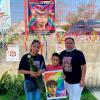 Dos mjeres y un niño con cartel en sus manos de Jonathan Santos quién fuera asesinado
