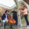 Jóvenes tocan instrumentos musicales
