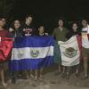 Grupo de alumnos con banderas