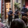 Alumnos de preparatoria leen para adultos mayores