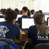 Alumnos frente a computadora