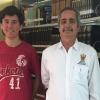 Alumno junto al director del plantel