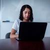 Estudiante frente a computadora