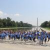 Grupo de jóvenes brincando frente Monumento Washington