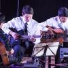 Alumnos tocando instrumento