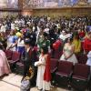 Alumnos disfrazados en auditorio