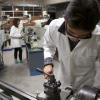 Alumnos operando un torno