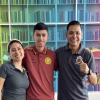 Alumno junto a autoridades del plantel