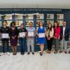 Autoridades del evento de pie junto a alumnos que recibieron reconocimiento del consulado de estados unidos