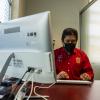 Docente trabaja en computadora