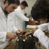 Alumnos trabajan con maquinas