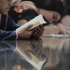 Alumnos en lectura de libro