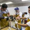 Alumnos trabajan con maquinas