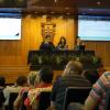 Autoridades del evento en presidium frente a asistentes en auditorio