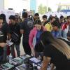 Alumnos en stand