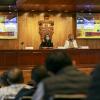 Autoridades del evento frente a asistentes en auditorio