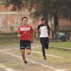 Alumnos corriendo en campo