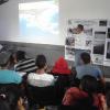 Expositor en charla con alumnos en aula 