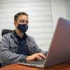 Docente trabaja en computadora