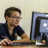 Alumno usa computadora