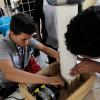 ALumnos con prototipo de experimento de física
