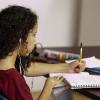 Alumna escribe en libreta