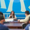 escritora Cecilia del Toro frente a asistentes en auditorio