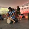 Alumnos tocando instrumentos en escenario
