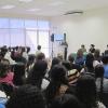 Directora en auditorio frente a asistentes