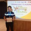 Alumno con diploma