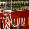 Alumnos junto a canasta de básquetbol