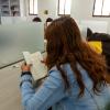 Mujer sentada lee libro
