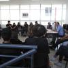 Grupo de asistentes al evento en la biblioteca