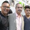 Alumnos junto al director del plantel
