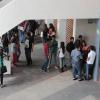 Alumnos en pasillo del plantel