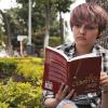 Alumna con libro