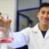 Alumno experimentando con un matraz