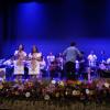Alumnos caracterizados en escenario