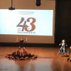 Alumnos caracterizados en escenario