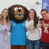 Autoridades del evento junto a botarga de León Negro