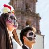 Mujer caracterizada de catrina y hombre caracterizado de catrín