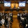 Autoridades del evento en presidium frente a asistentes en auditorio