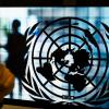 Hombre observa logo de onu